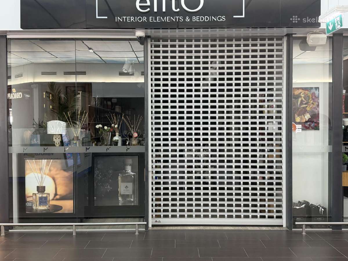 Stiklinė vitrina ir elektrinės žaliuzės