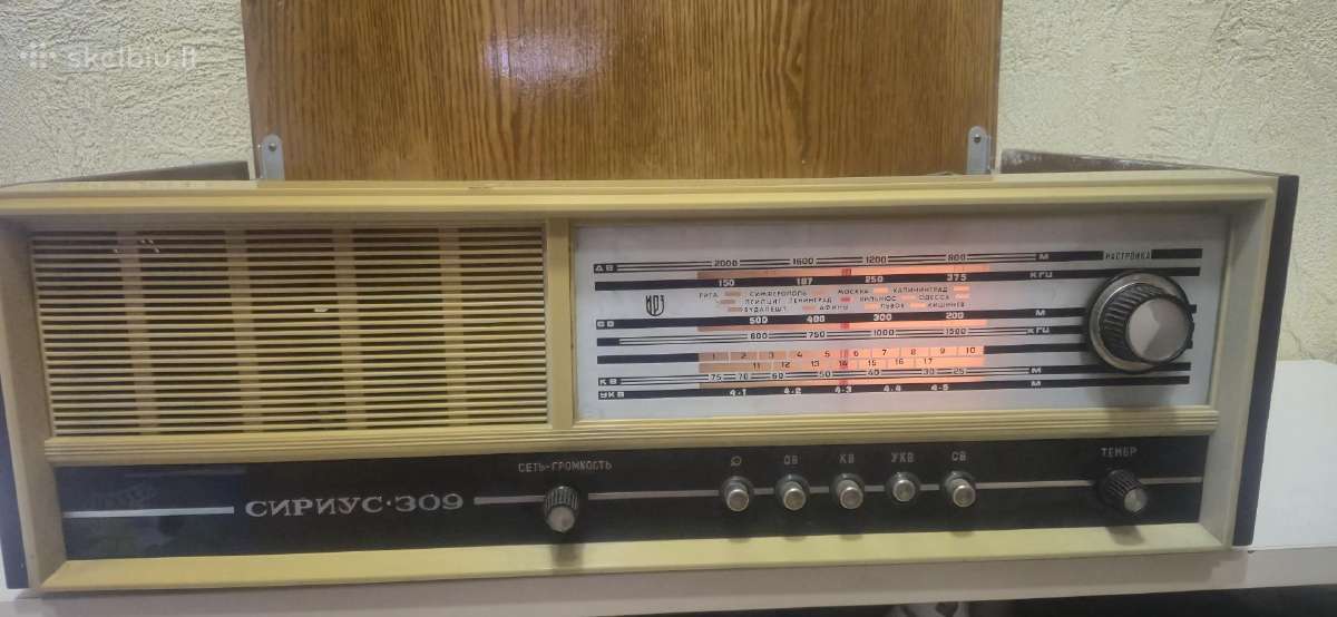 Sovietinis radijo imtuvas „Sirius 309“ veikiantis