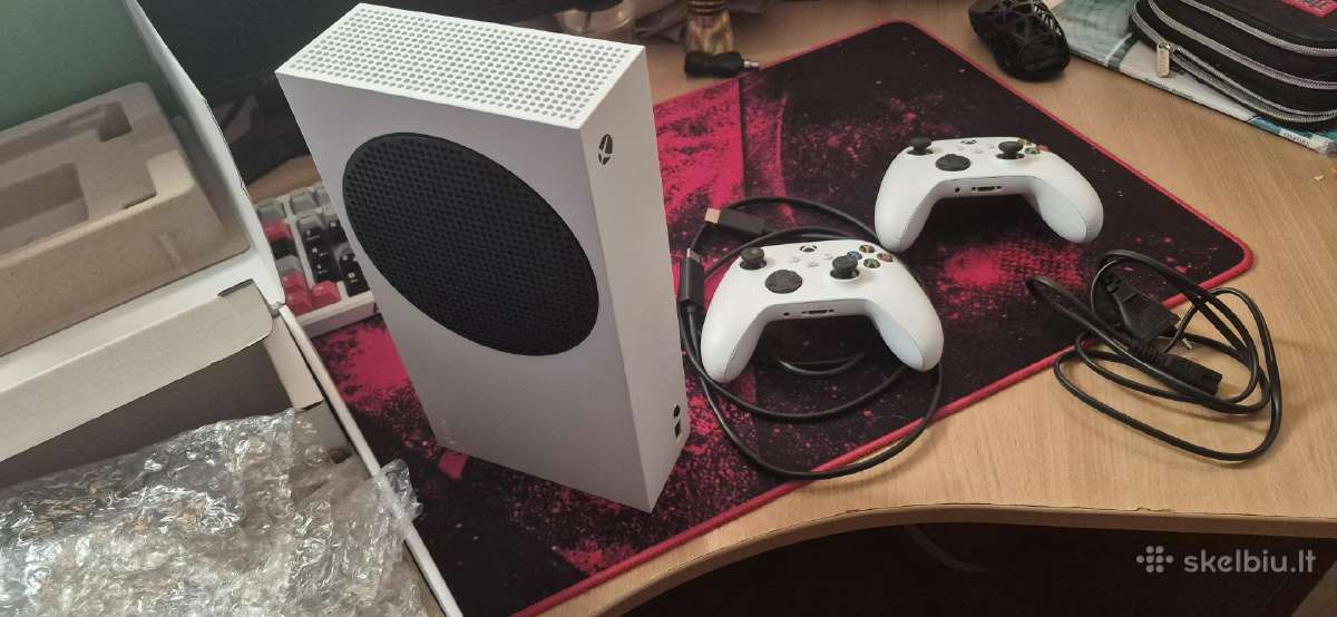Beveik nepanaudotas Xbox series s su 2 pulteliais
