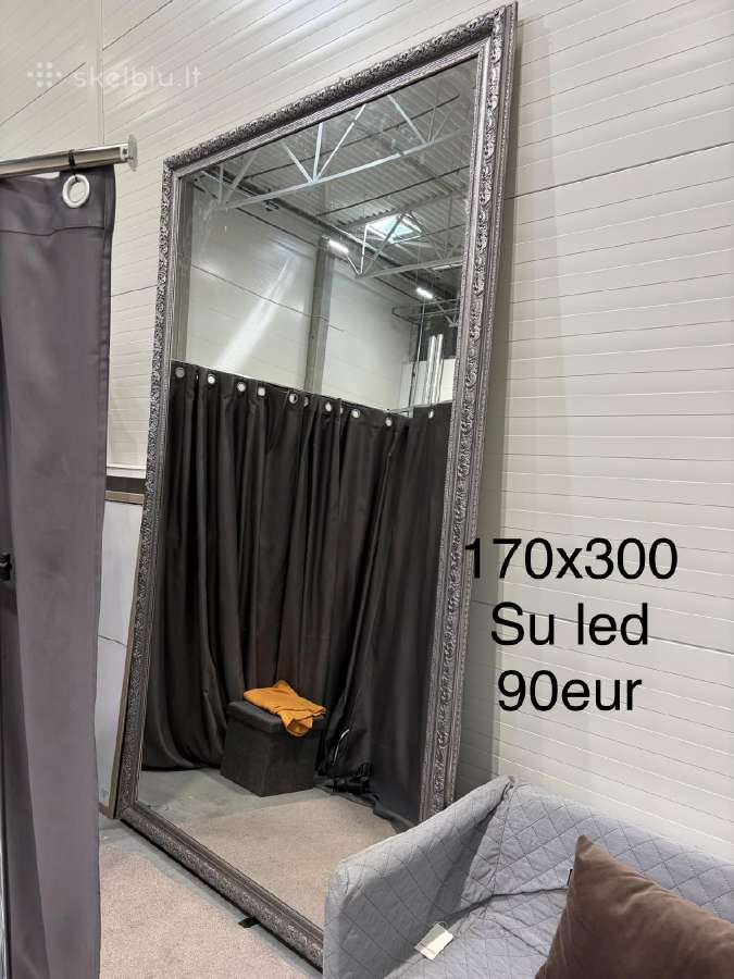Veidrodis, sofa ir pufikai - nuotraukos Nr. 2