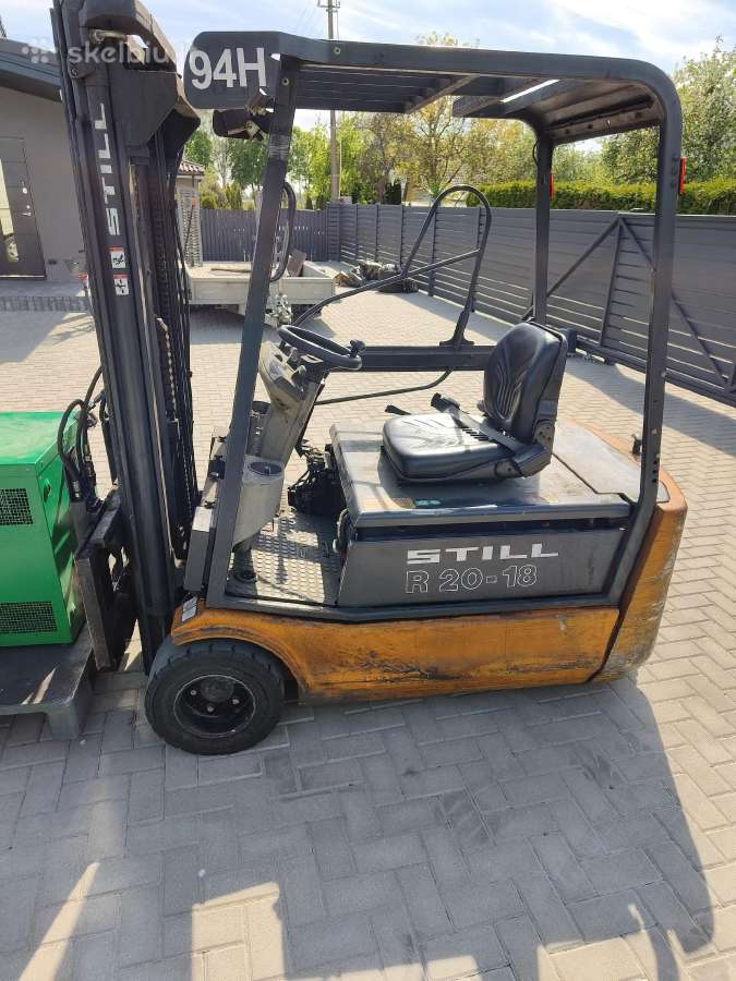 Elektrinis šakinis krautuvas su pakrovėju