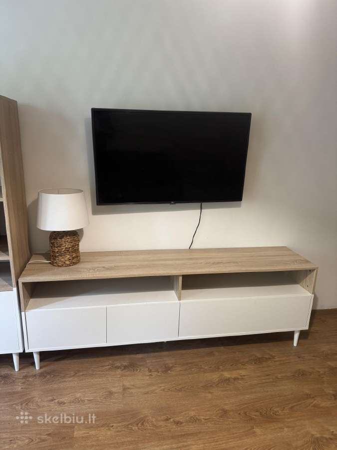 Pilka baltai TV spintelė