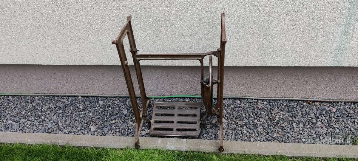 Metalinės siuvimo mašinos stalo kojos