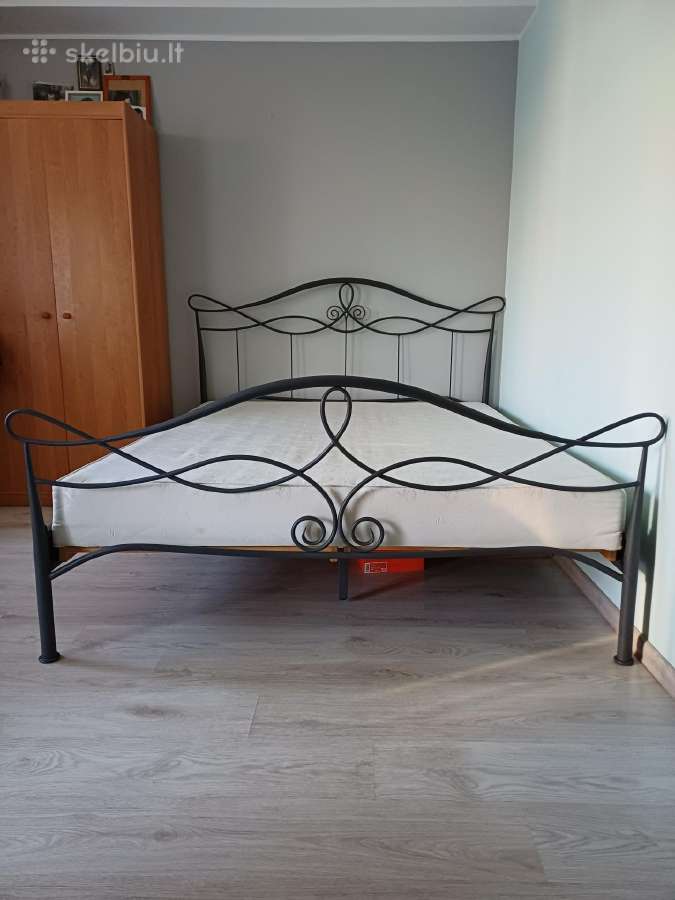Naudota dvigulė metalinė lova su čiužiniu 160x200