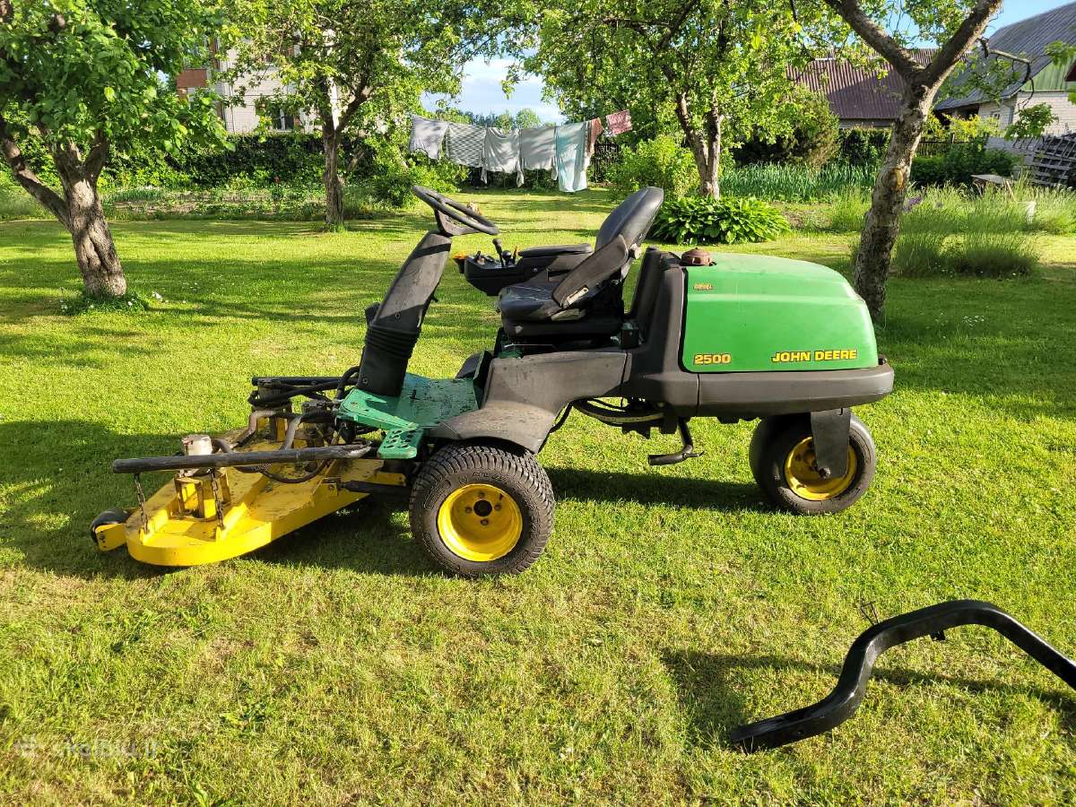 Traktorius žoliapjuve John Deere 2500