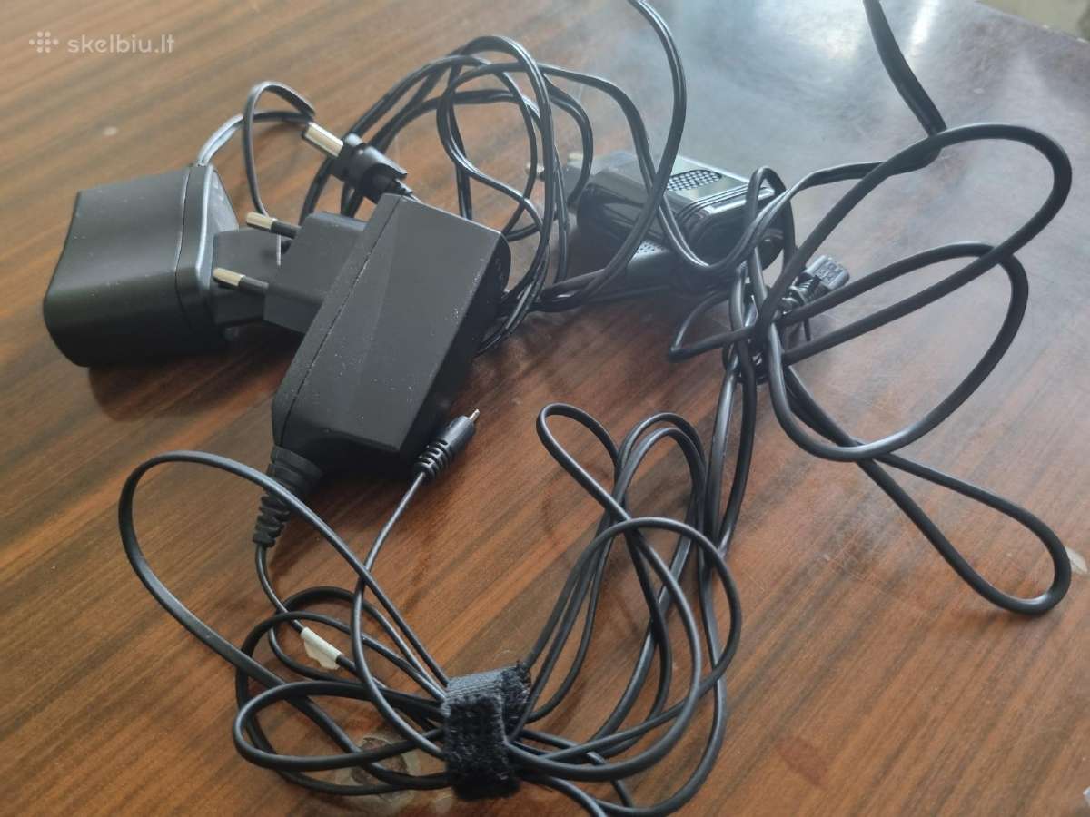3 skirtingi senų telefono modelių įkrovikliai