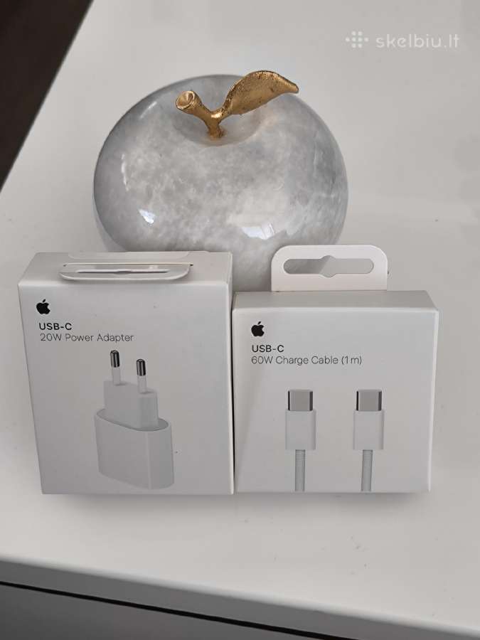 Naujas iPhone įkrovimo adapteris su laidu.