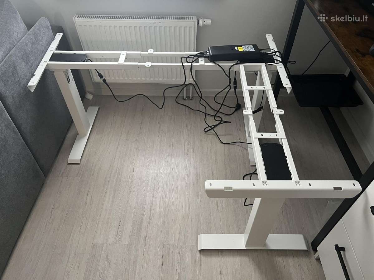 Reguliuojamo aukščio stalo mechanizmas