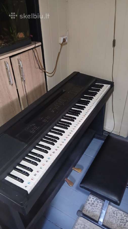 Pianinas labai geros bukles lipdukai nujiememi