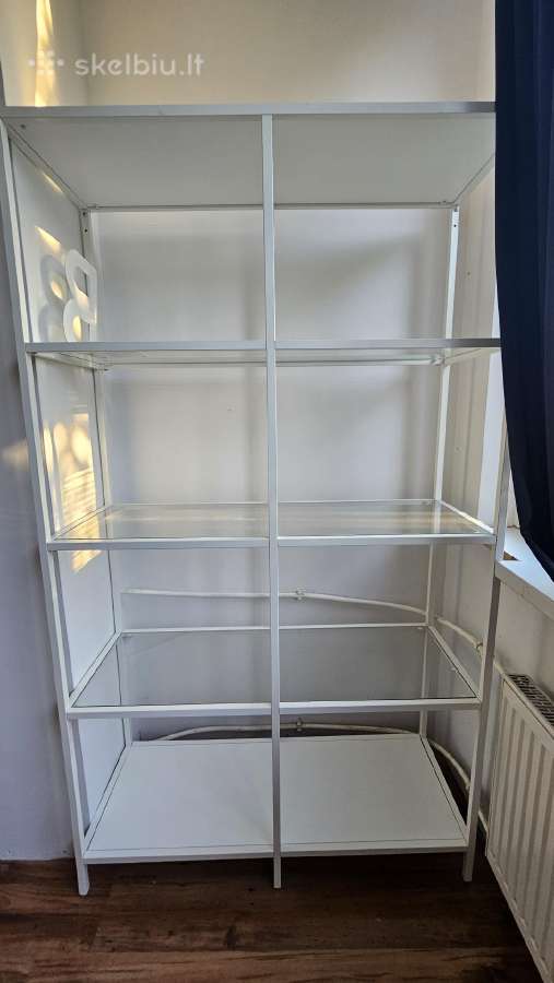 Metalinė balta lentyna