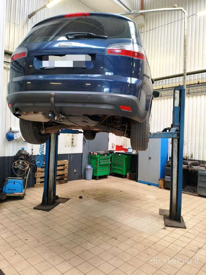 Automobilinis keltuvas. Automobilio keltuvas.