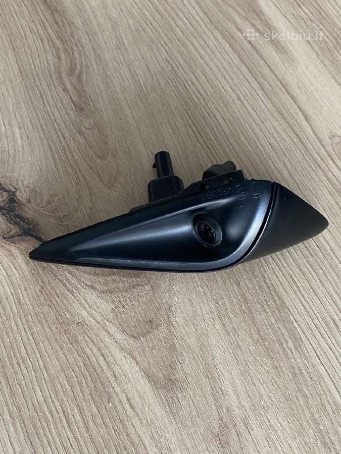 Tesla posukis kamera kaires puses