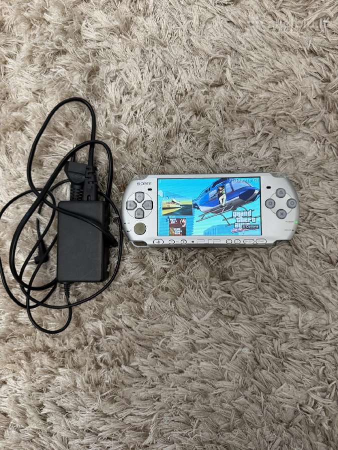 PSP 3000 + 66 zaidimai!