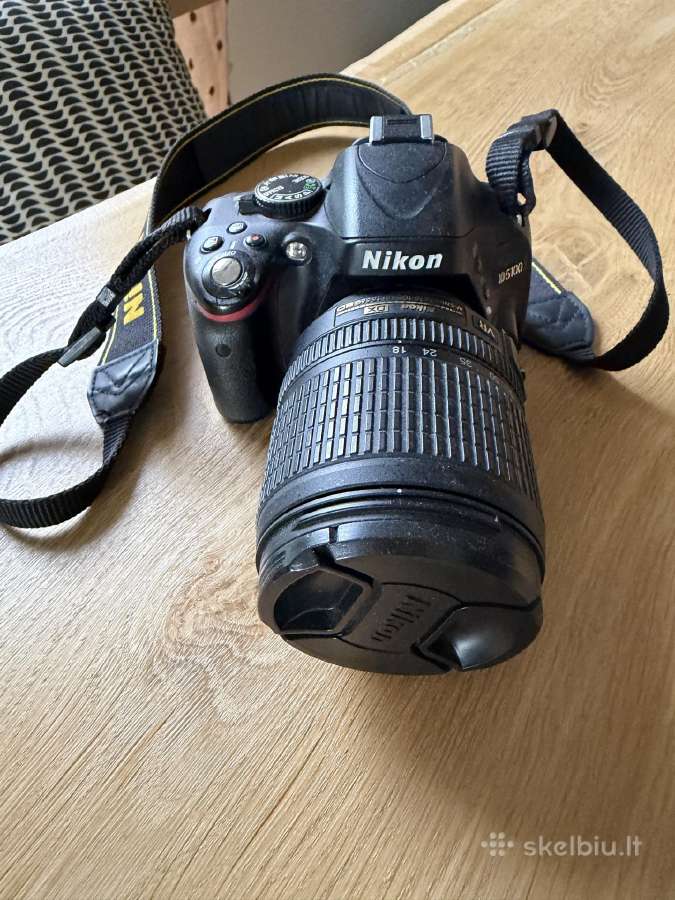 Nikon D5100 veidrodinis fotoaparatas su lęšiu