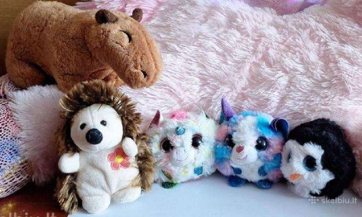 Įvairūs pliušiniai žaislai kapibara