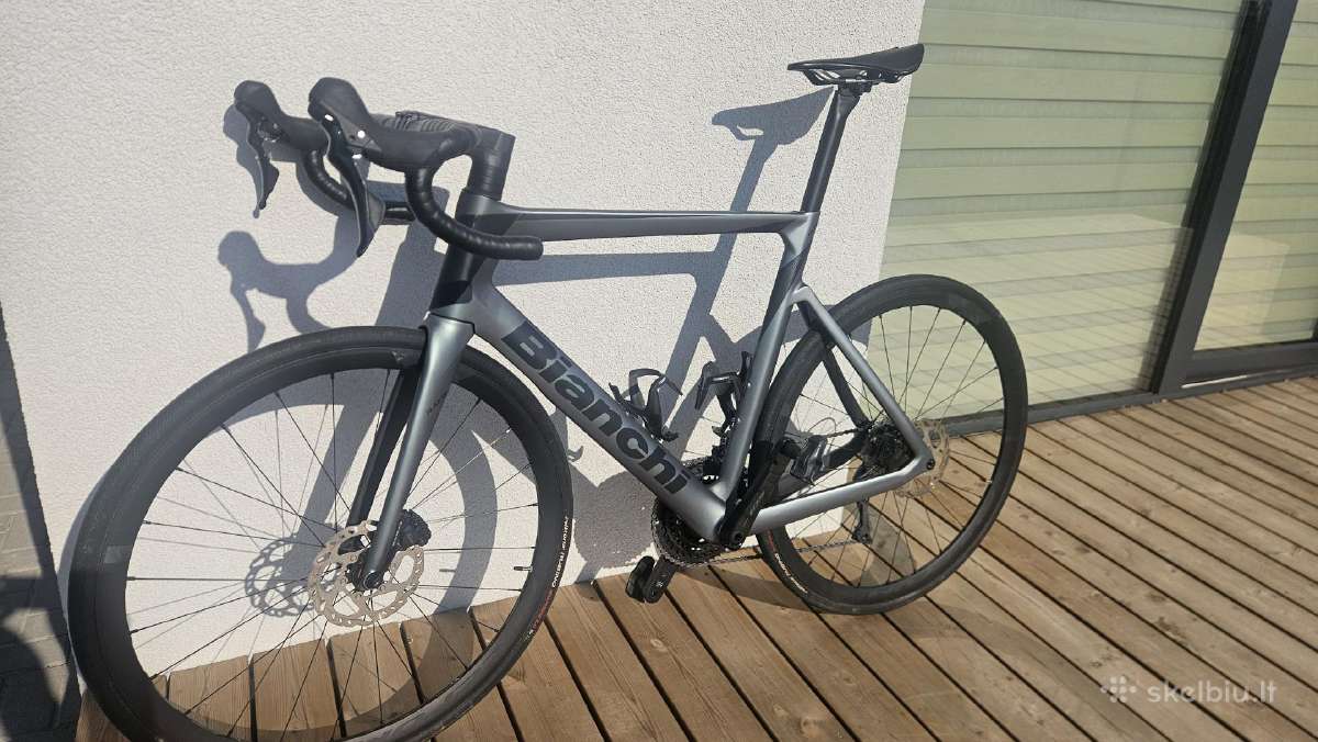 Bianchi Oltre Race (plentinis) ir Canyon Roadlite