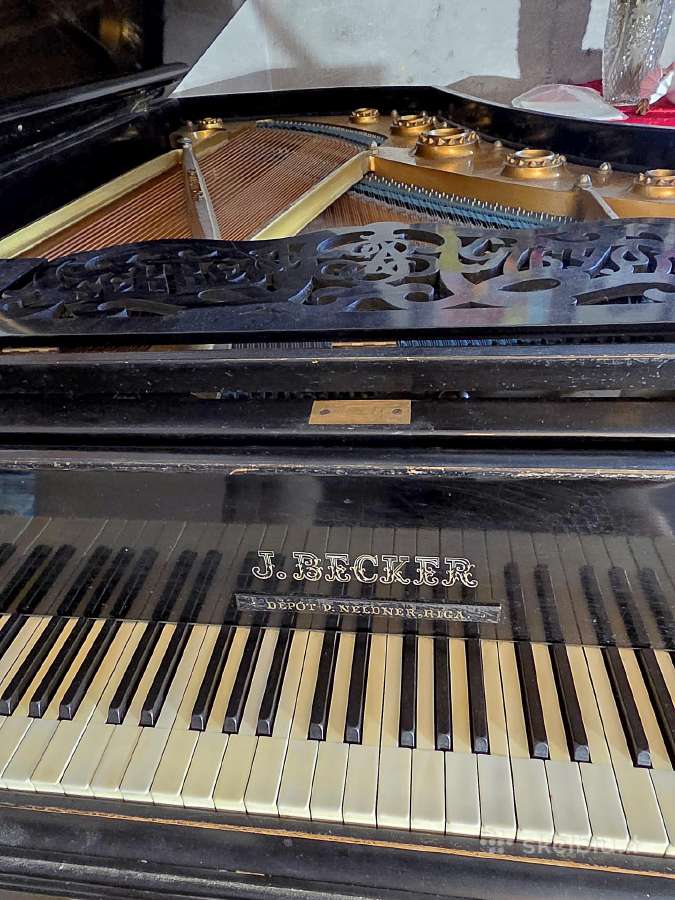 Grand piano