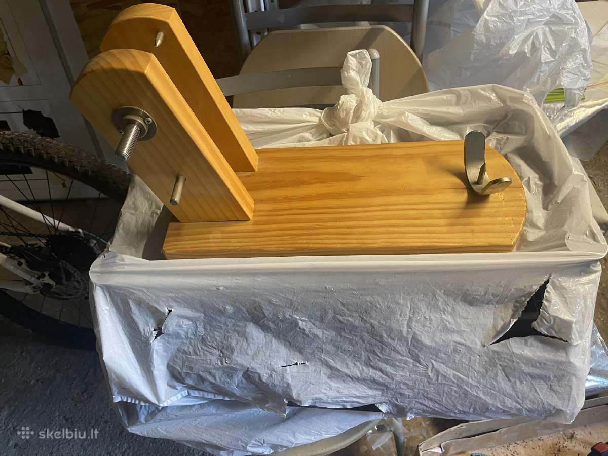 Stovas kumpiui su peiliu