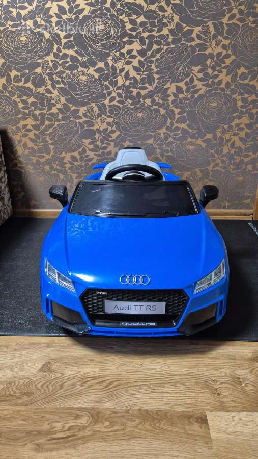 Vaikiškas elektrinis automobilis