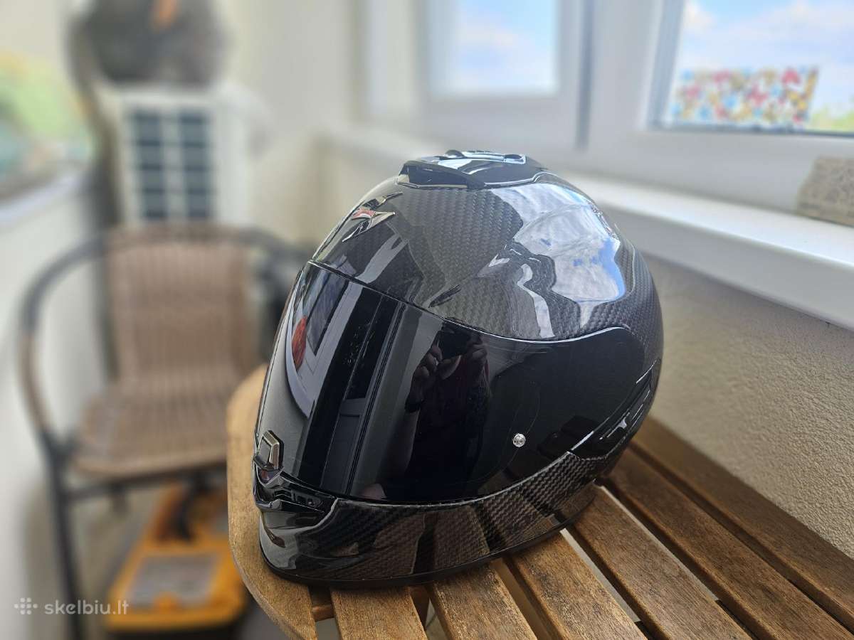 Scorpion Exo-1400 Air Carbon šalmas.