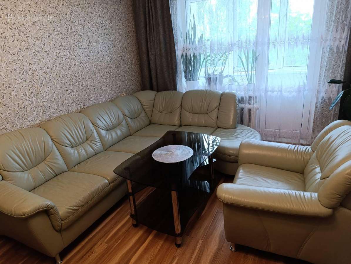 Parduodamas odinis kampas su foteliu