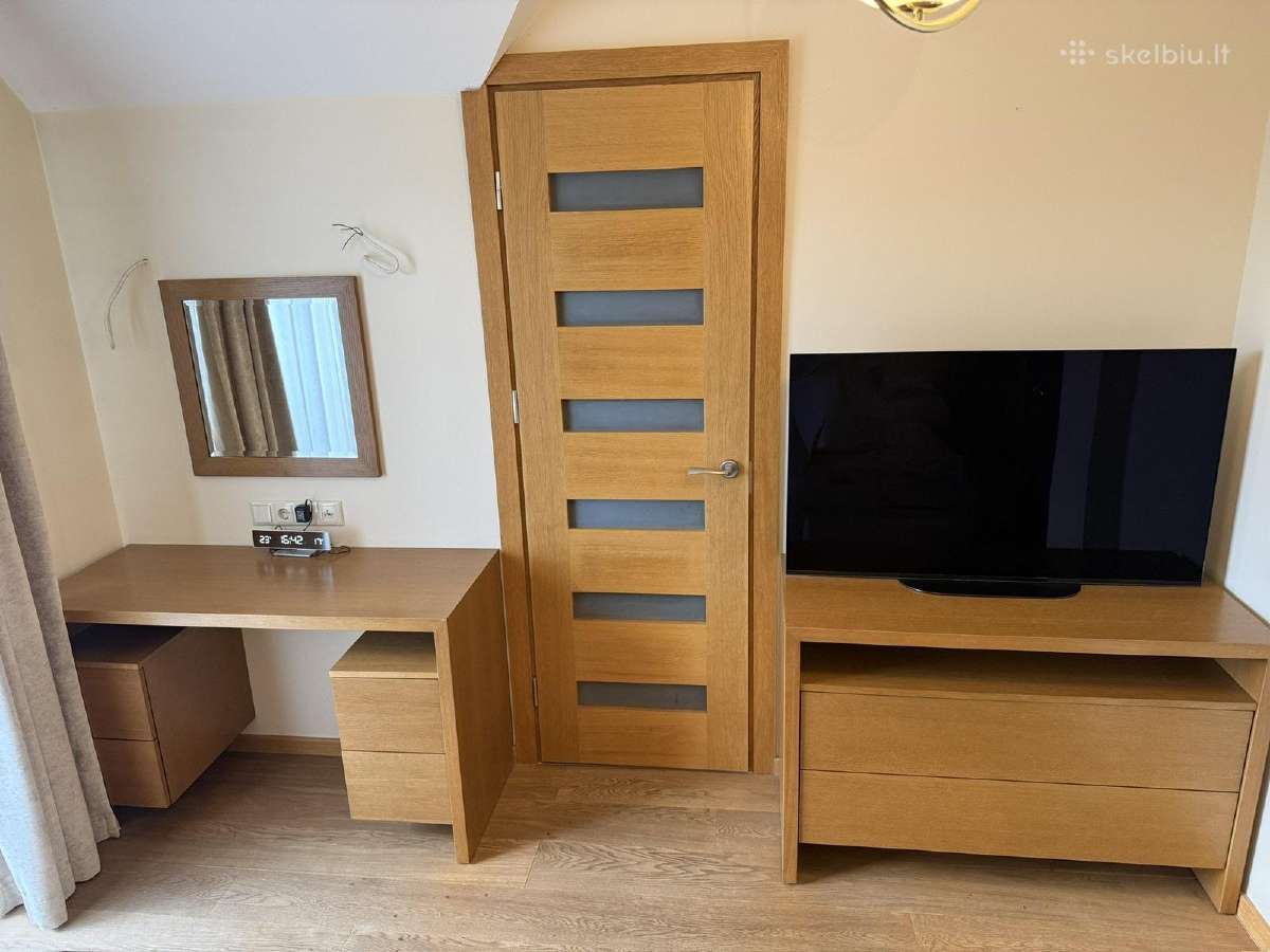 Kosmetikos stalas ir TV staliukas su spintele