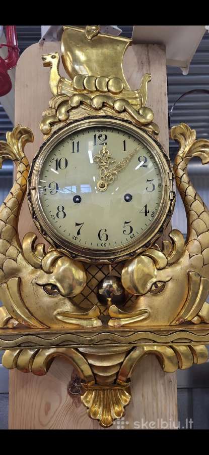 Laikrodis yra švediško Gustavo stiliaus (Gustavian