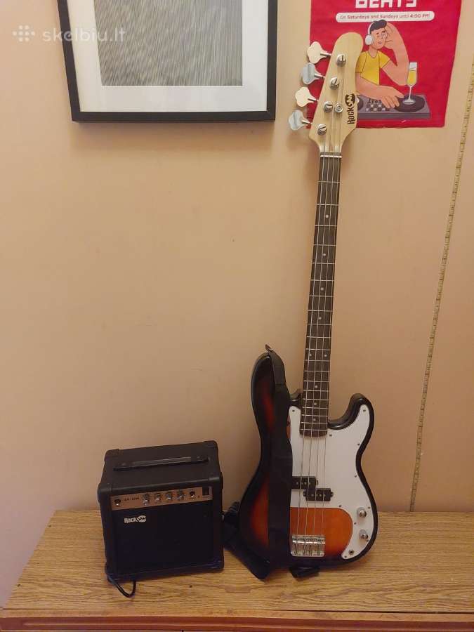 Bosinė gitara su stiprintuvu