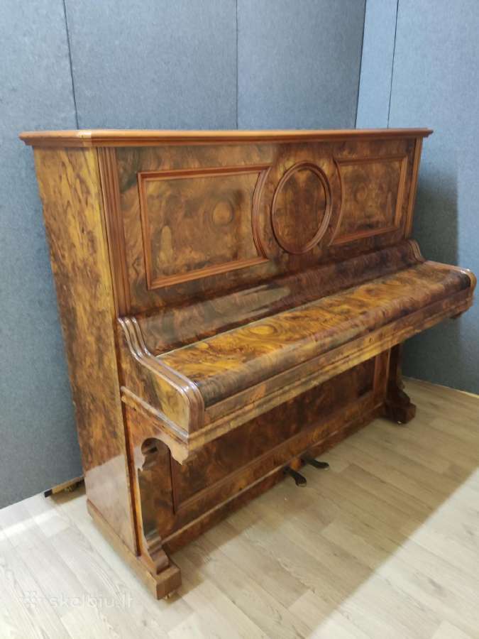 Gražus vintažinis pianinas