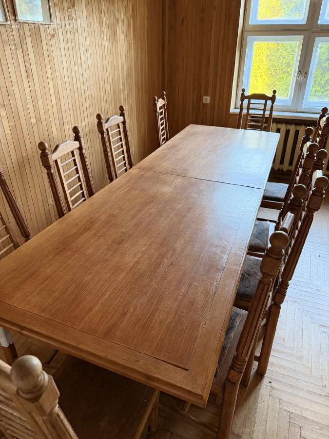 Didelis stalas su kėdėmis