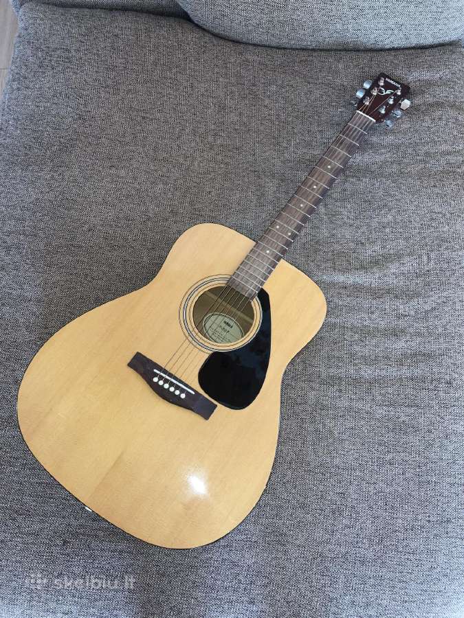 Yamaha F310 akustinė gitara su originaliu dėklu