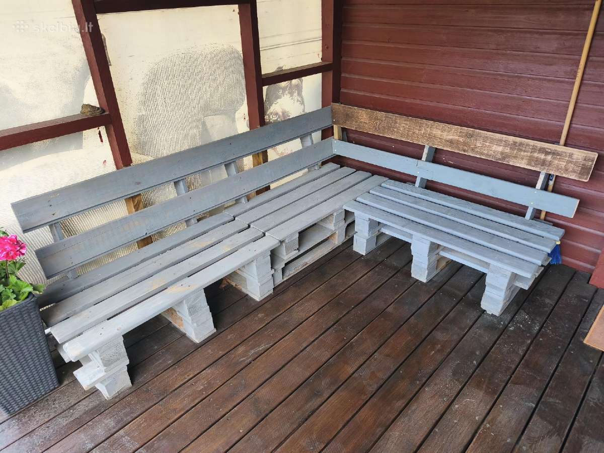 Kampinis suolas iš palečių