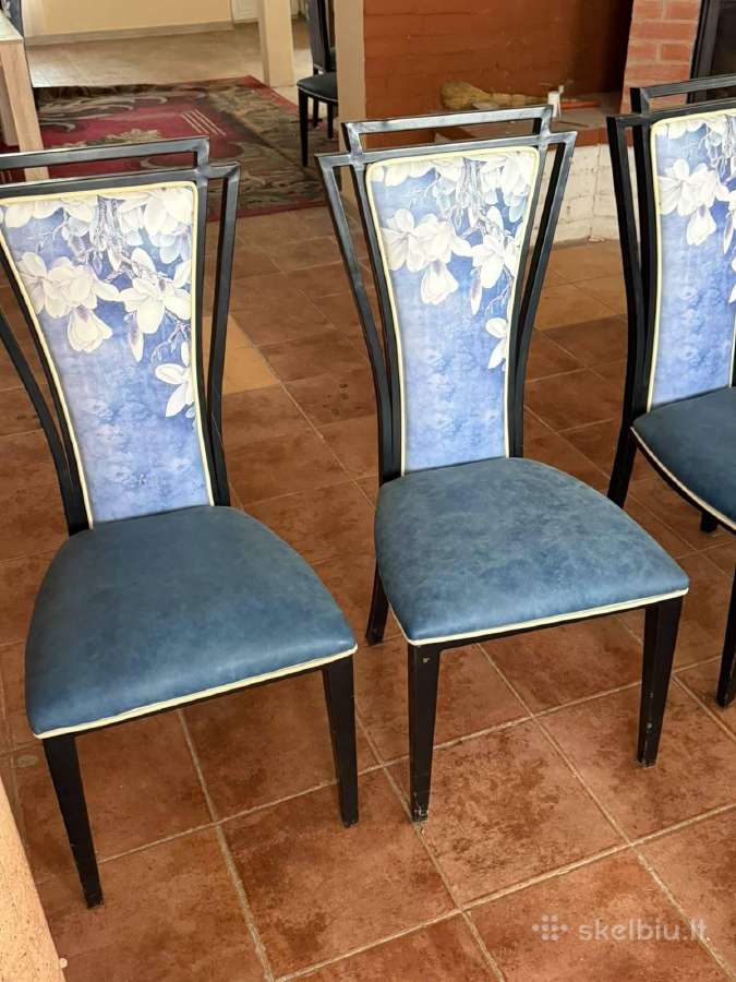 Parduodamos tvirtos kėdės 25 vnt ir stalai 6 vnt