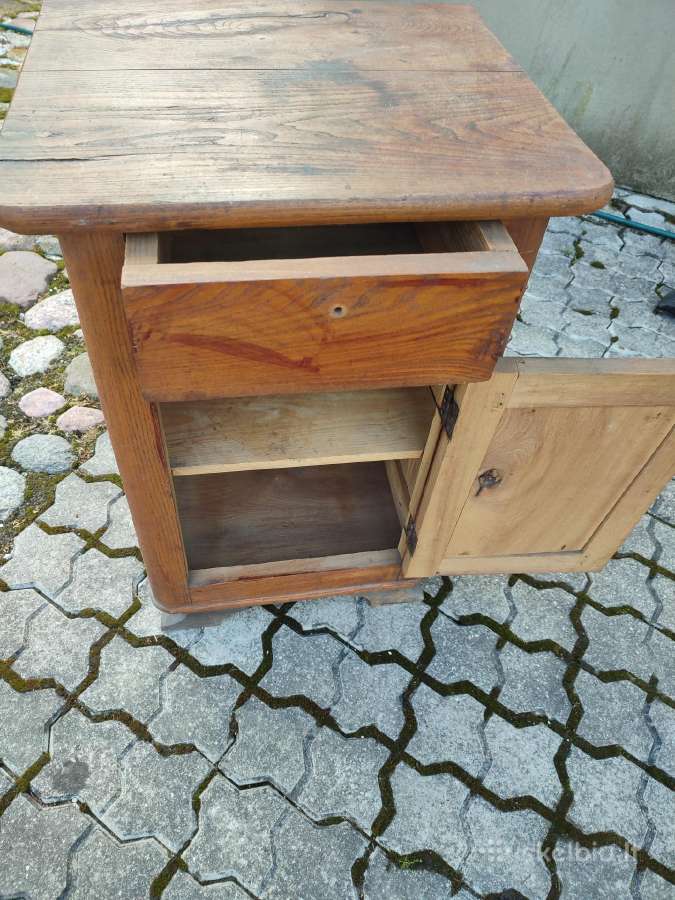 Tarpukario uosinė spintelė