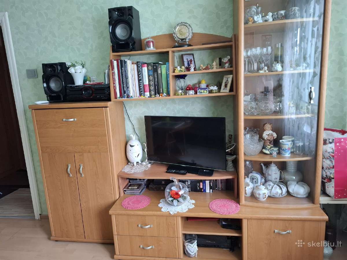 Parduodu geros būklės sekciją ir spintą