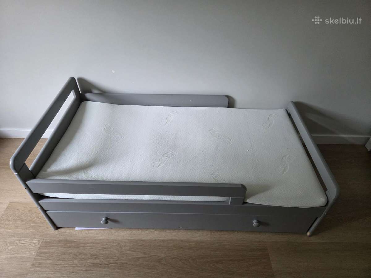 Vaikiška lova su stalčiumi