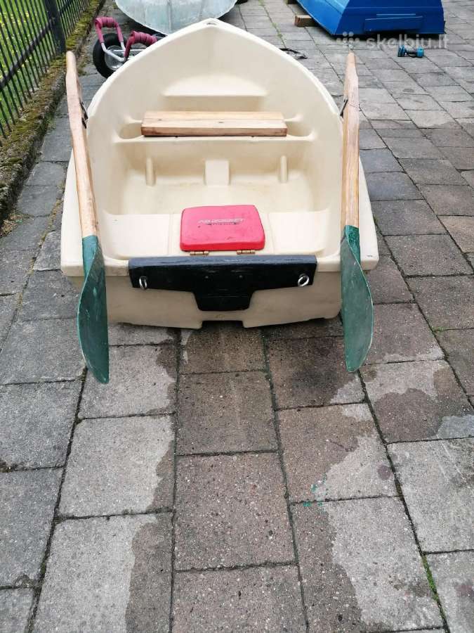 Parduodama plastikinė valtis