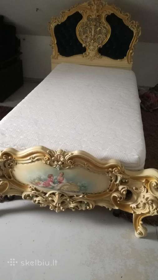 Viengule lova Reto Stiliuaus.veidroinis staliukas