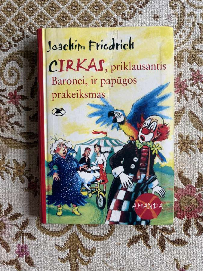 Cirkas, priklausantis Baronei, ir papūgos prakeiks