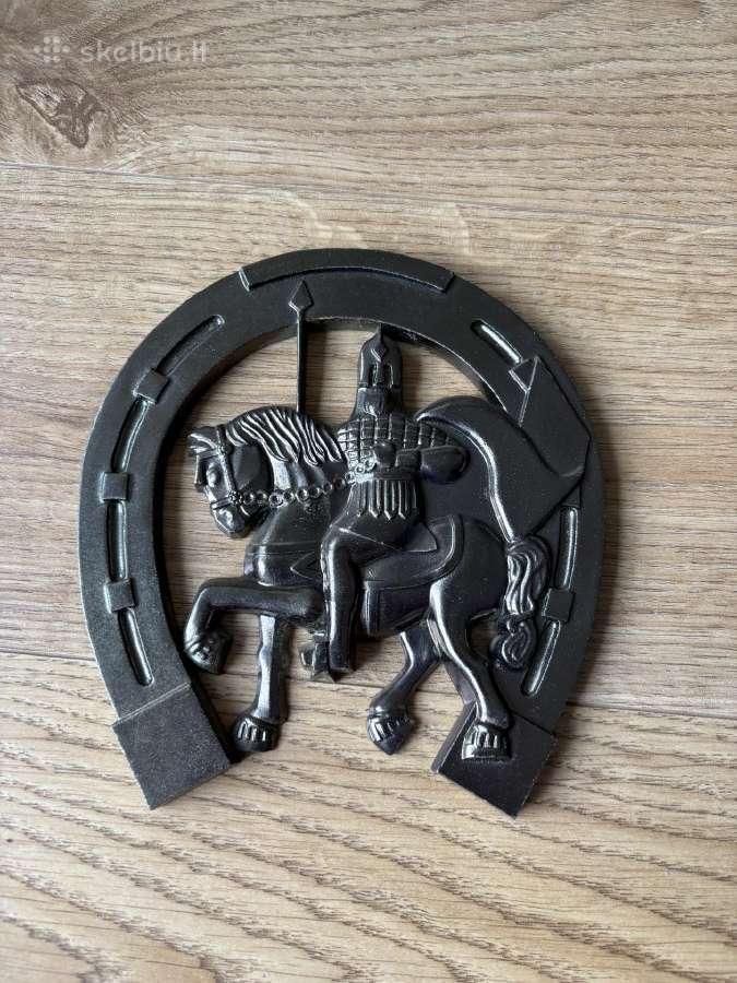 Vintažinė metalinė pasaga su karžygiu (sienos deko