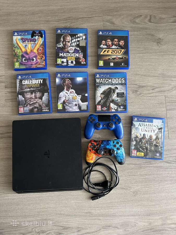 Playstation 4 slim su dviem pulteliais