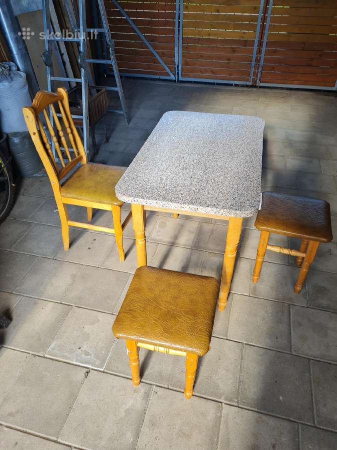 Virtuvės stalas su 1 kėde ir 3 taburetės