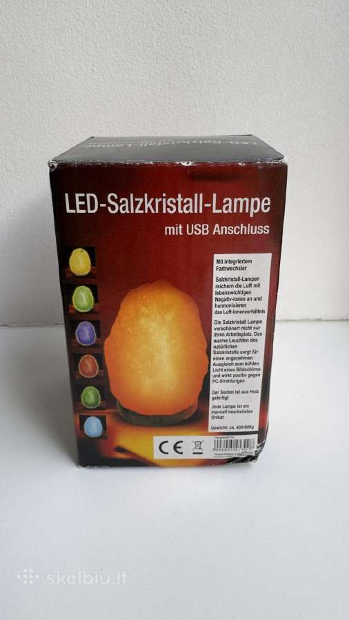 Druskos kristalu lempa su šviesos diodu.