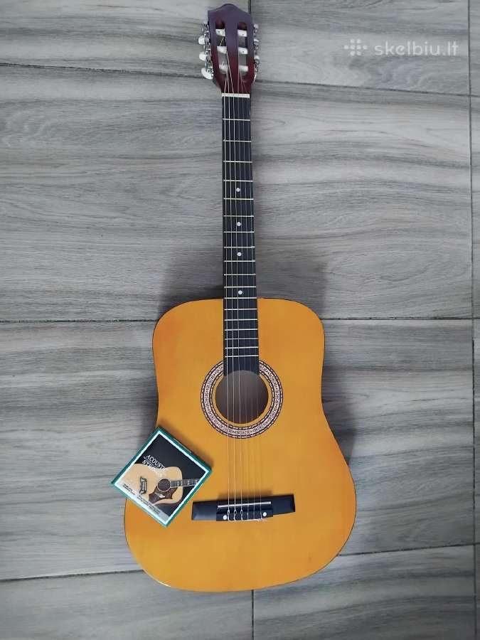Parduodu naują klasikinę gitarą,dovana stygos.