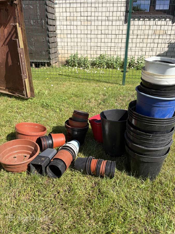 Įvairių dydžių plastikiniai vazonai