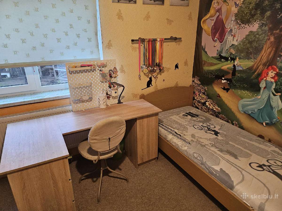 2komplektai stalai ,lovos su čiužiniais.sienelės