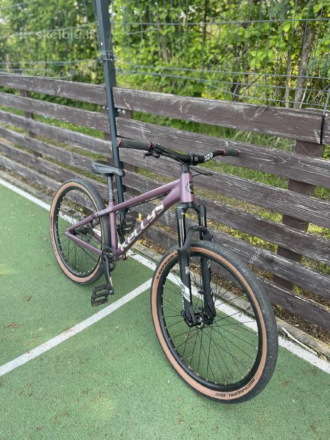 Dirt jumper