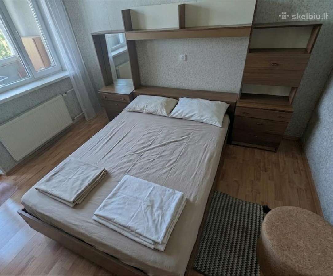 Dovanojama dvigulė lova su spintelėmis