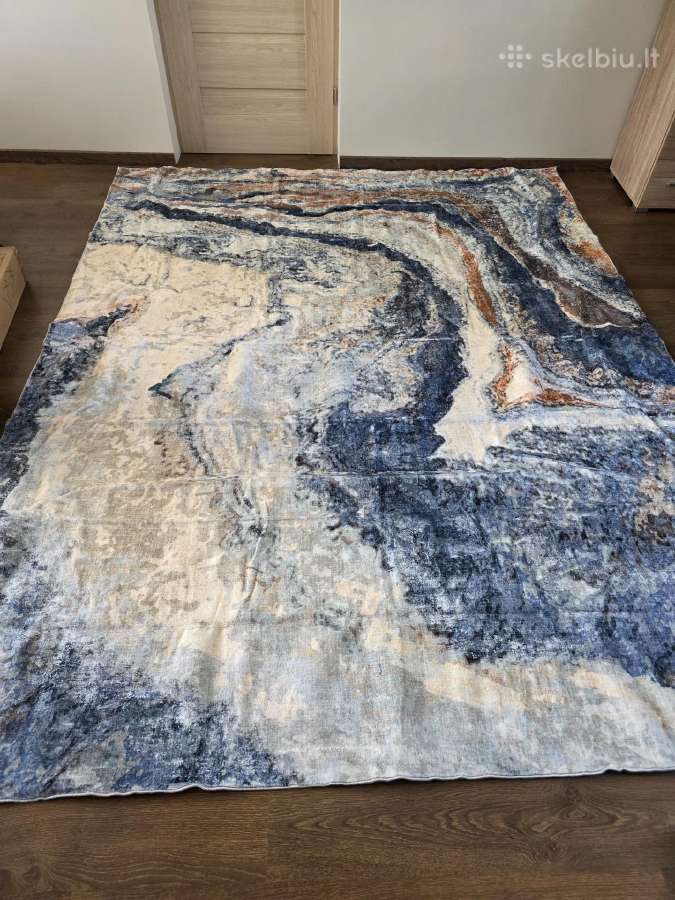 Parduodu labai švelnų kilimą 245x304 cm