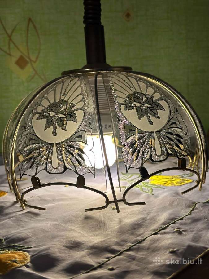 Vintažinis šviestuvo gaubtas su rožių ornamentais